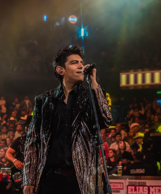 Elias Medina live on tour